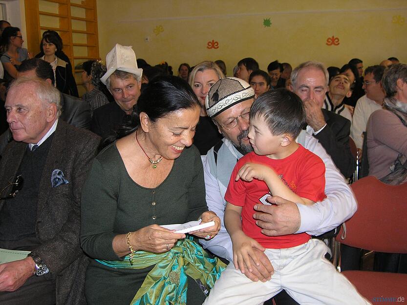 Carmen Würth engagiert sich sozial: Hier 2010 bei der Jubiläumsfeier des Kinderheims Nadeshda in Bishkek, Kirgisistan.