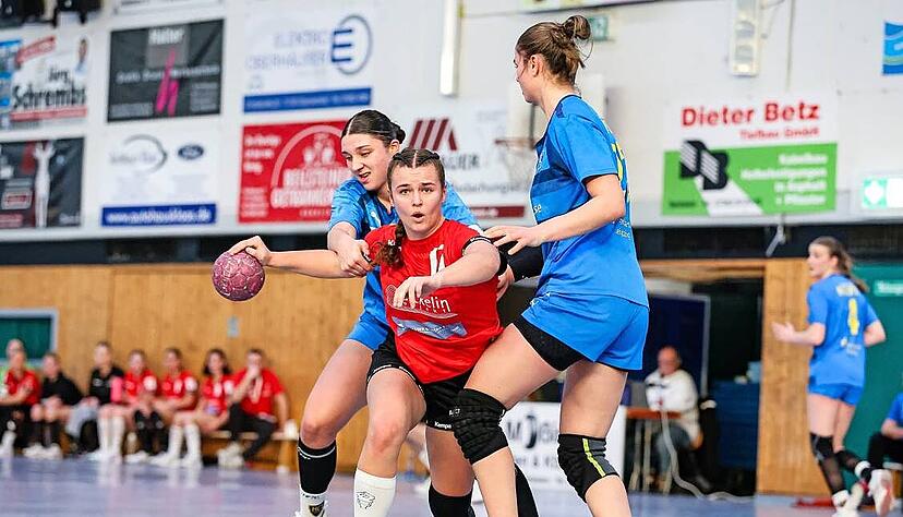 Kreisl&auml;uferin Lina Schrembs (Mitte) hatte gegen Laura Sophie Klocke (links) und Marlene Tucholke einen sehr schweren Stand.