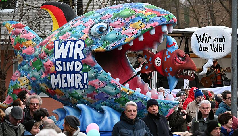 Auch mit einer Anti-AfD-Plastik des D&uuml;sseldorfer Karnevalswagenbauers Jacques Tilly wurde im Stadtteil Garath gegen einen Auftritt des Th&uuml;ringer AfD-Landesparteichefs Bj&ouml;rn H&ouml;cke demonstriert.