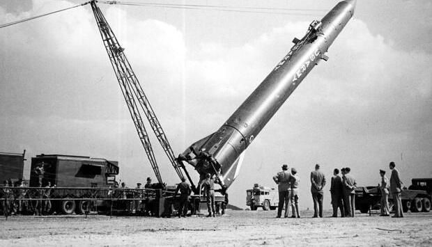 Zusammengestellt von Archiv und Dokumentation der Heilbronner Stimme - 

1959. Colonel Hirsch, Chef der US-Artillerie, zeigt deutschen Repräsentanten auf dem Heilbronner Raketenstützpunkt Waldheide die Redstone-Trägerrakete. Die Mittelstreckenrakete  hat eine Länge von 25 m und eine Reichweite von 350 km.