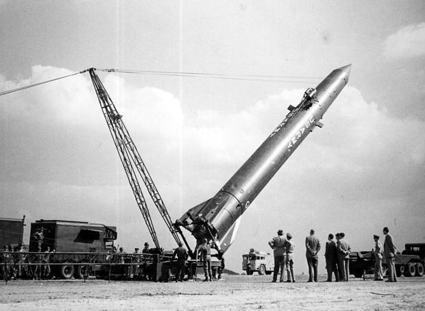 Zusammengestellt von Archiv und Dokumentation der Heilbronner Stimme -
1959. Colonel Hirsch, Chef der US-Artillerie, zeigt deutschen Repräsentanten auf dem Heilbronner Raketenstützpunkt Waldheide die Redstone-Trägerrakete. Die Mittelstreckenrakete hat eine Länge von 25 m und eine Reichweite von 350 km. Zusammengestellt von Archiv und Dokumentation der Heilbronner Stimme -
1959. Colonel Hirsch, Chef der US-Artillerie, zeigt deutschen Repräsentanten auf dem Heilbronner Raketenstützpunkt Waldheide die Redstone-Trägerrakete. Die Mittelstreckenrakete hat eine Länge von 25 m und eine Reichweite von 350 km.