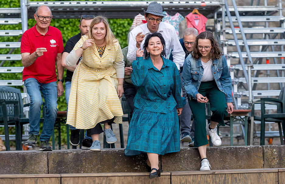 Proben zu "Petticoat und Minirock" bei den Burgfestspielen Stettenfels. Proben zu "Petticoat und Minirock" bei den Burgfestspielen Stettenfels.