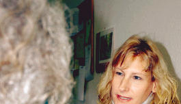 Viele ältere, hilfs- und pflegebedürftige Menschen schätzen die Beratungsgespräche in der IAV-Stelle Neuenstadt. (Foto: Waltraud Langer) Viele ältere, hilfs- und pflegebedürftige Menschen schätzen die Beratungsgespräche in der IAV-Stelle Neuenstadt. (Foto: Waltraud Langer)