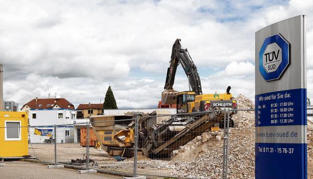 Im T&uuml;v-Verwaltungsgeb&auml;ude, jetzt nur noch ein Schutthaufen, wurden pro Jahr 10 000 theoretische F&uuml;hrerscheinpr&uuml;fungen abgelegt.Foto: Andreas Veigel