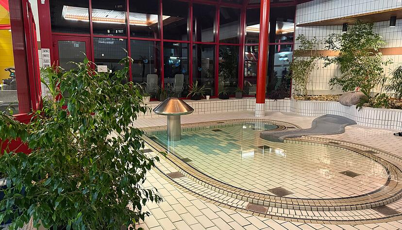 Das Planschbecken im Hallenbad hat eine Herzform.