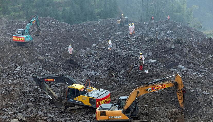 K&auml;lte, schlechtes Wetter und rutschige Stra&szlig;en erschwerten den Helfern von Milit&auml;r, Feuerwehr und Katastrophenschutz die Arbeit.