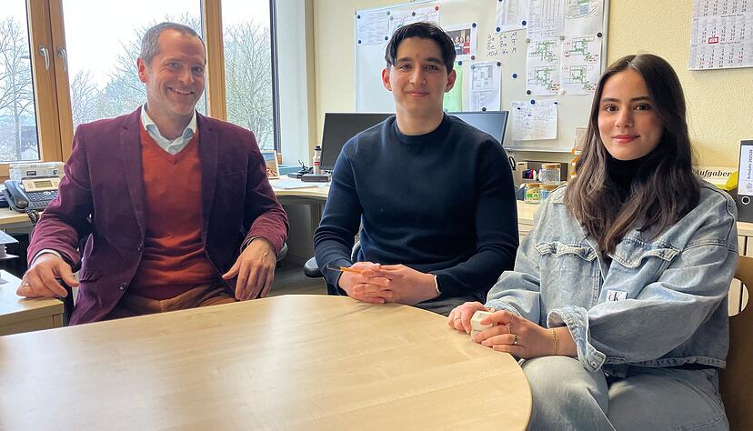Stellen die strengen Handy-Regeln am Eppinger Hartmanni-Gymnasium vor (von links): Ulrich M&uuml;ller, Ahmet Y&ouml;r&uuml;kce und Miriam Aky&uuml;z.