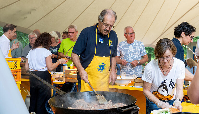 Bei der Lions-Party auf dem Gaffenberg helfen Mitglieder mit.