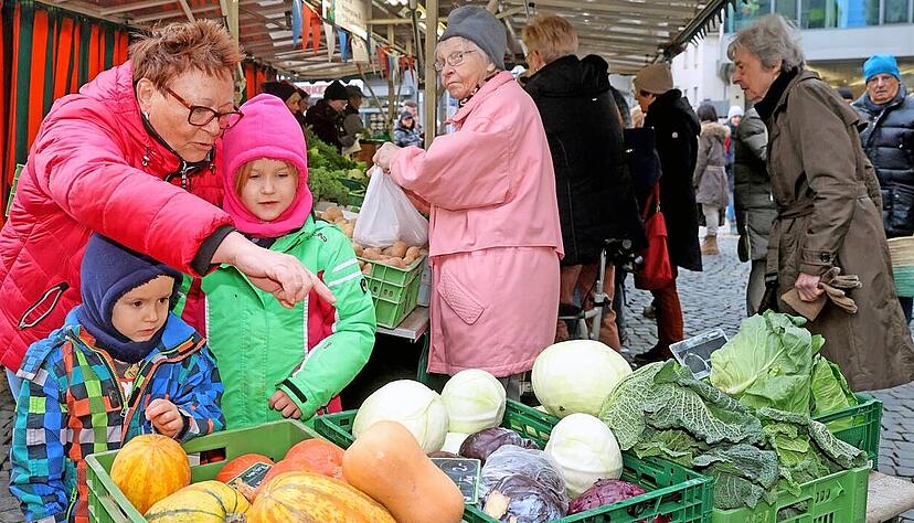 Pia L&ouml;rz (links) ist mit ihren beiden Enkeln Mia und Ben auf dem Markt unterwegs. Sie sammeln Gr&uuml;nzeug f&uuml;r ihre Hasen.