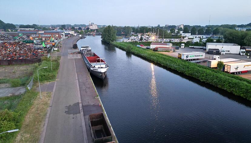 Das Auto wurde im Kanal von Winschoten nahe der deutschen Grenze entdeckt.