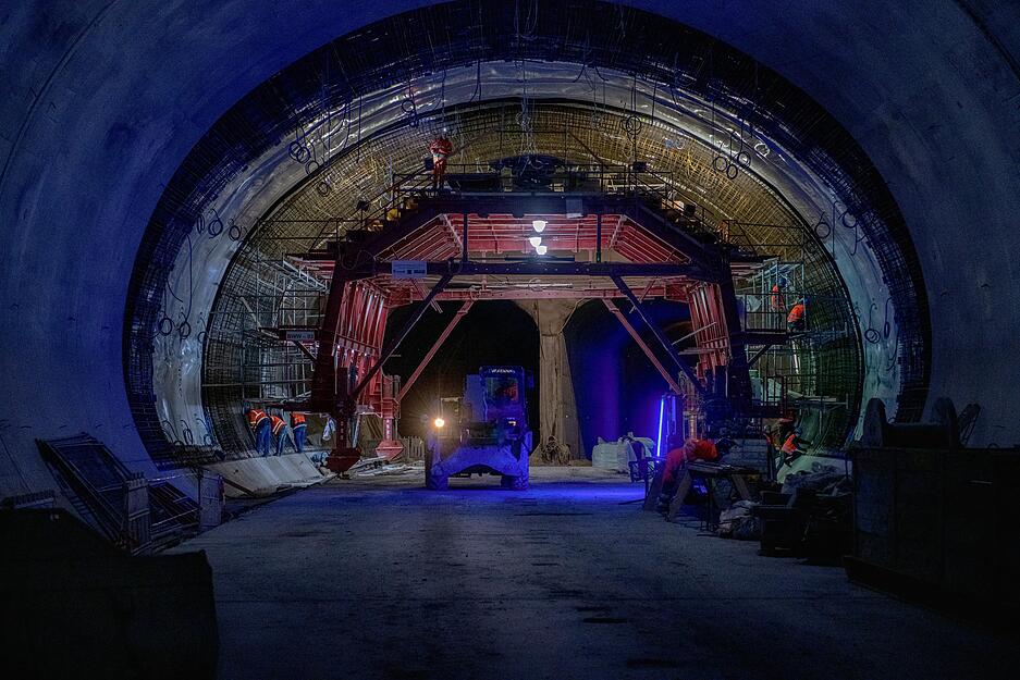 Die Tunnelarbeiter sind viel im Dunkeln. Insgesamt sind bei Stuttgart 21 schon Tunnel mit einer L&auml;nge von 44 Kilometern gegraben.