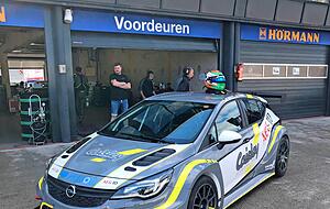 Auch ein Opel Astra geh&ouml;rt zu den Fahrzeugen, mit denen der 32-J&auml;hrige diese Saison Rennen f&auml;hrt. Und zwar bei der DMV NES 500.