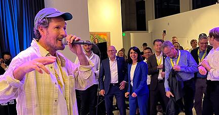 Der deutsche Rapper Max Herre tritt im Goethe-Institut Los Angeles vor der Delegation auf.