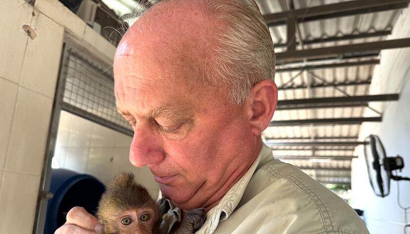 WFFT-Gr&uuml;nder Edwin Wiek k&uuml;mmert sich liebevoll um ein verletztes &Auml;ffchen im Wildlife Hospital.