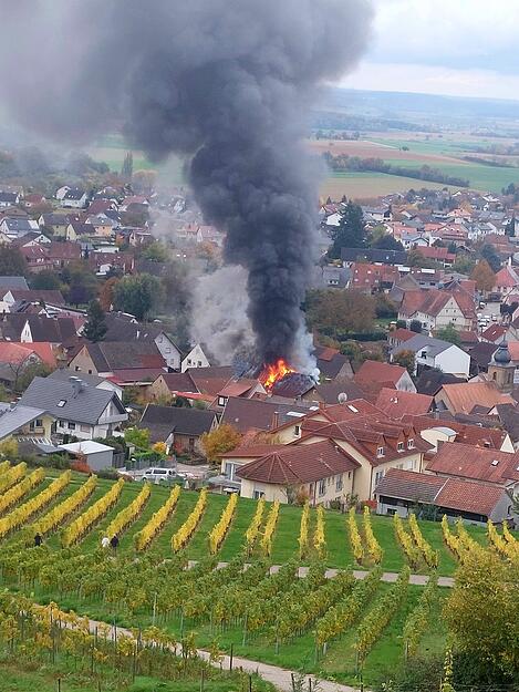 Auch von weitem ist eine große Rauchsäule zu sehen.