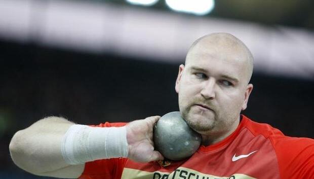 Kugelsto&szlig;er Peter Sack h&ouml;rt auf.