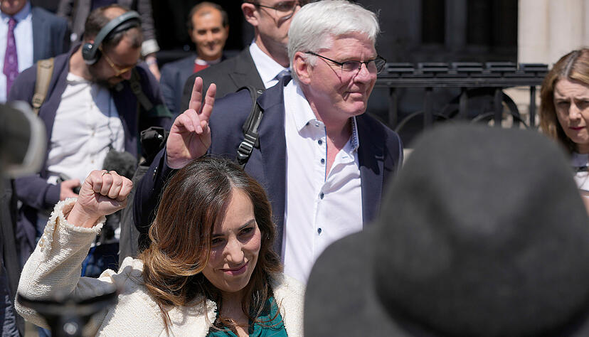 Stella Assange (l), die Frau des Wikileaks-Gründers Julian Assange, verlässt den High Court. Ein britisches Gericht hat entschieden, dass der Wikileaks-Gründer Berufung gegen die Anordnung seiner Auslieferung an die USA wegen Spionagevorwürfen einlegen kann. Stella Assange (l), die Frau des Wikileaks-Gründers Julian Assange, verlässt den High Court. Ein britisches Gericht hat entschieden, dass der Wikileaks-Gründer Berufung gegen die Anordnung seiner Auslieferung an die USA wegen Spionagevorwürfen einlegen kann.