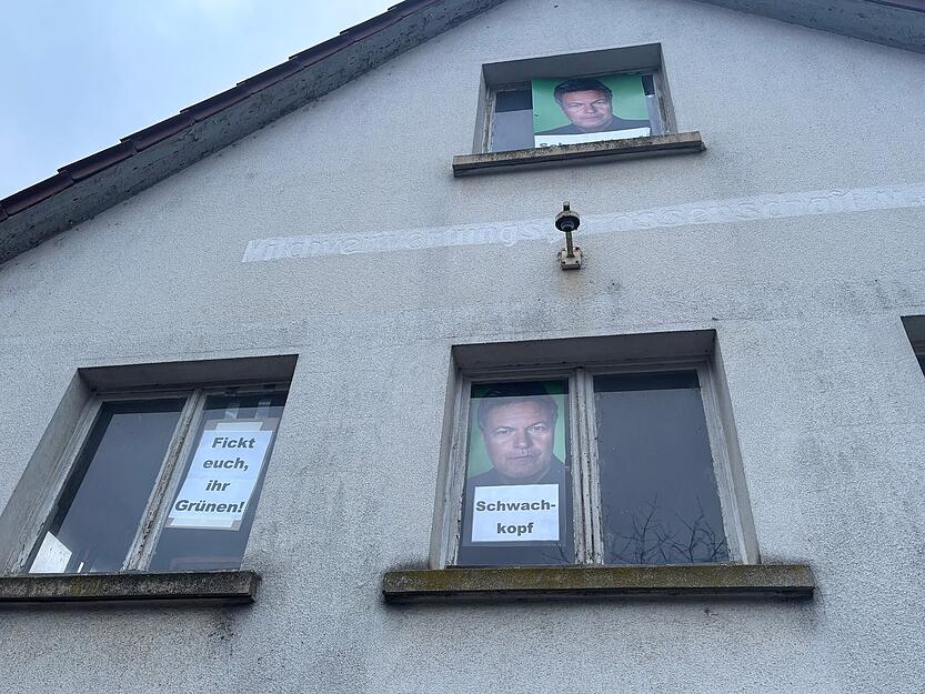 In dem leerstehenden Haus in Heilbronn-Biberach, an dem die Schm&auml;hplakaten gegen die Partei "Die Gr&uuml;nen" h&auml;ngen, ist zuletzt &ouml;fter bemerkt worden, dass Licht brennt. Am Donnerstag, dem 23. Januar, ist bei der Polizei Anzeige erstattet worden.