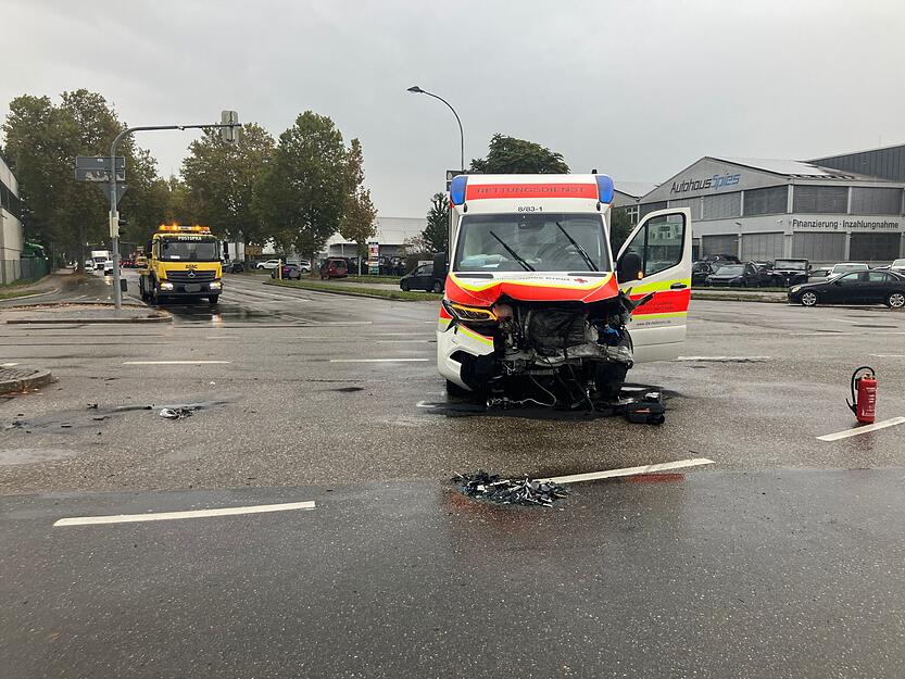 Bei dem Unfall im Heilbronner Industriegebiet mit einem Rettungswagen sind fünf Menschen verletzt worden.