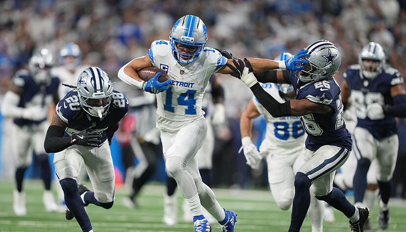 St. Brown (Mitte) gab nach seiner Knöchelverletzung unerwartet früh sein Comeback. St. Brown (Mitte) gab nach seiner Knöchelverletzung unerwartet früh sein Comeback.