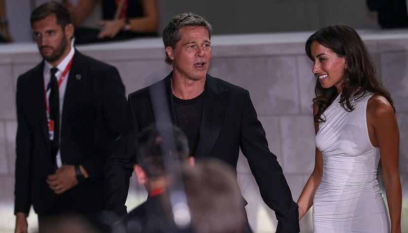 In&eacute;s de Ram&oacute;n begleitete Brad Pitt zur Premiere seines Films &laquo;Wolfs&raquo;.