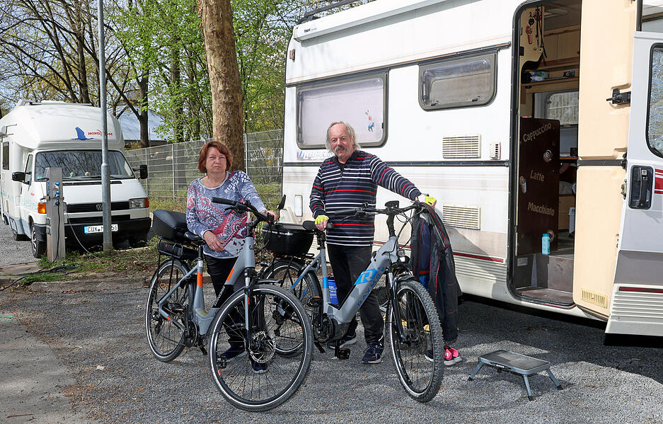 Birgit und Bruno Mauder genie&szlig;en die Sonne und machen einen Radausflug ins Heilbronner Land.