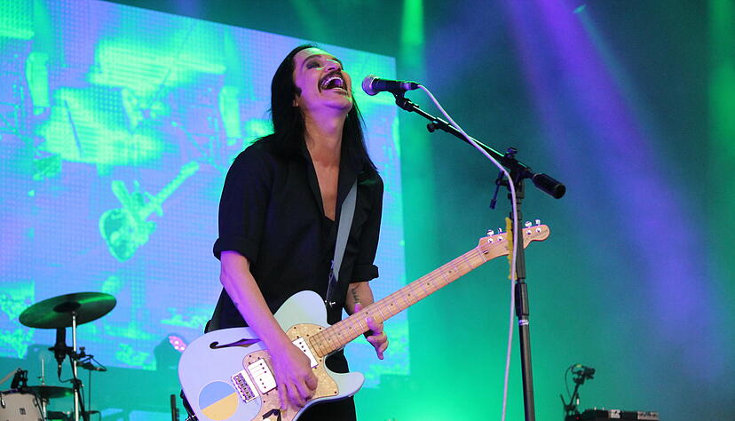 Auff&auml;llig mit Kajal umrandeten Augen und markantem Schnauzbart: S&auml;nger Brian Molko.