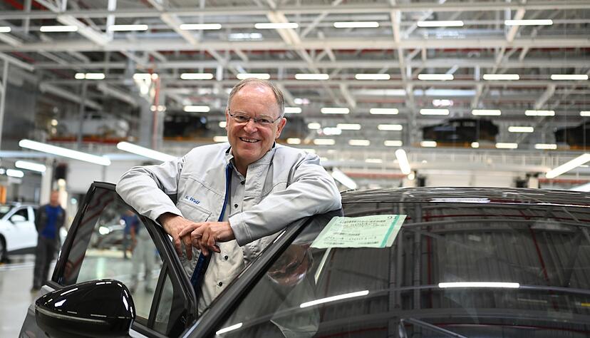Niedersachsens Ministerpräsident Weil, hier im VW-Werk Emden, weiß um die Bedeutung des Autokonzerns für sein Bundesland. (Archivbild) Niedersachsens Ministerpräsident Weil, hier im VW-Werk Emden, weiß um die Bedeutung des Autokonzerns für sein Bundesland. (Archivbild)