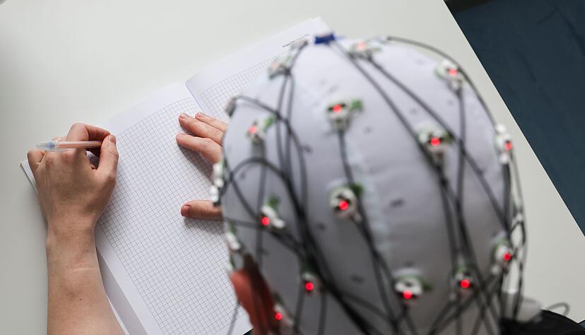 Im Labor der MSH Medical School Hamburg wird zum Thema Linkshändigkeit geforscht. Dabei wird die Hirnaktivität gemessen. Im Labor der MSH Medical School Hamburg wird zum Thema Linkshändigkeit geforscht. Dabei wird die Hirnaktivität gemessen.