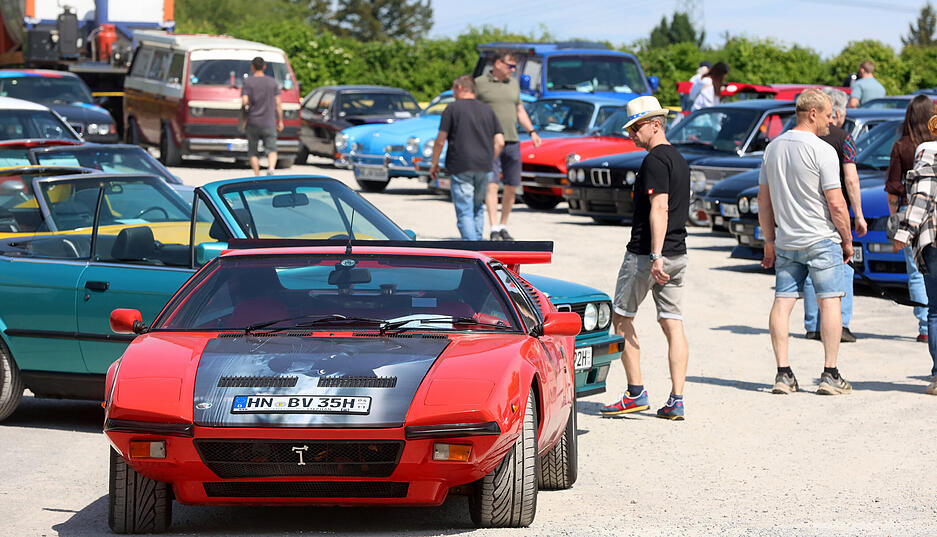 Vom Rallye-Sportwagen &uuml;ber alte VW-Busse ist alles dabei. Schon um 10:30 Uhr freute sich Bernd Sandrisser, der Sportleiter des Motorsportclubs Heilbronn, &uuml;ber mehr als 200 Fahrzeuge.