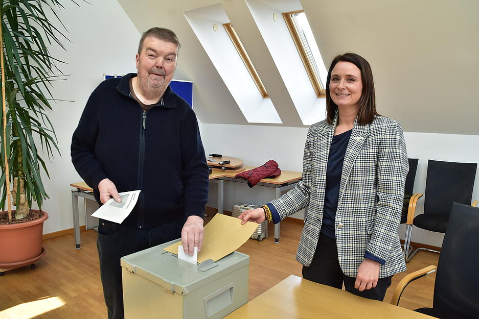 Zwischen Kirchgang und Mittagessen schwappt eine ganze Welle W&auml;hler ins Rathaus von Zweiflingen herein. B&uuml;rger Uwe Schnell gibt bei Wahlhelferin Jennifer Hesse seine Stimme ab.
