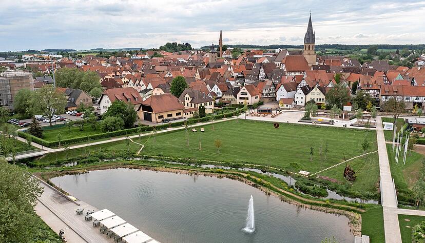 Fachwerk, Wiese, Wasser: Der Weiherpark ist das Mittelstück der Eppinger Gartenschau. Hier kommen Bahnreisende an. Westlich schließen sich das Aral Bachwegle, östlich die Festwiesen an.
Foto: Matthias Bitsch Fachwerk, Wiese, Wasser: Der Weiherpark ist das Mittelstück der Eppinger Gartenschau. Hier kommen Bahnreisende an. Westlich schließen sich das Aral Bachwegle, östlich die Festwiesen an.
Foto: Matthias Bitsch