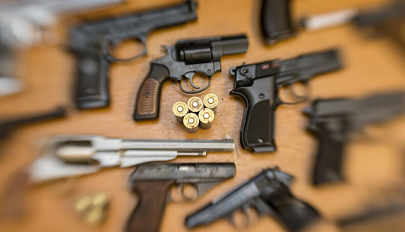 ARCHIV - 03.01.2018, Bayern, Nürnberg: Pistolen und Revolver und Munition liegen auf einem Tisch in einer gesicherten Asservatenkammer. (zu dpa: «AfD-Parteibuch kann Anlass zu Waffenerlaubnis-Prüfung geben») Foto: Friso Gentsch/dpa +++ dpa-Bildfunk +++