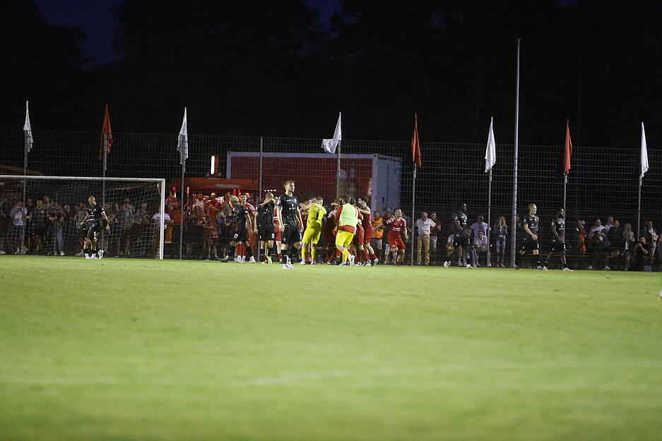 Jubelszenen beim VfR Gommersdorf nach dem Sieg gegen Waldhof Mannheim.