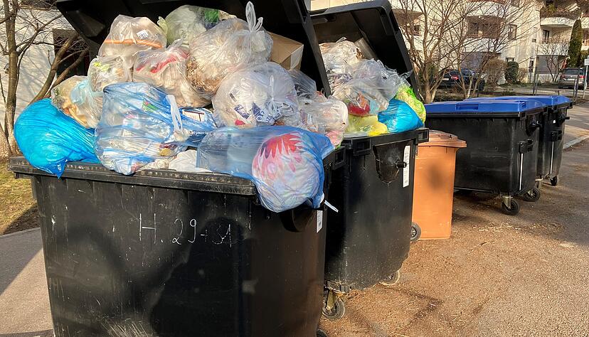 Der Landkreis möchte die Mengen an Restmüll reduzieren. Derzeit landen noch zu viele Verpackungen und anderes in der schwarzen Tonne, was da nicht reingehört.
Foto: Frank Wittmer Der Landkreis möchte die Mengen an Restmüll reduzieren. Derzeit landen noch zu viele Verpackungen und anderes in der schwarzen Tonne, was da nicht reingehört.
Foto: Frank Wittmer