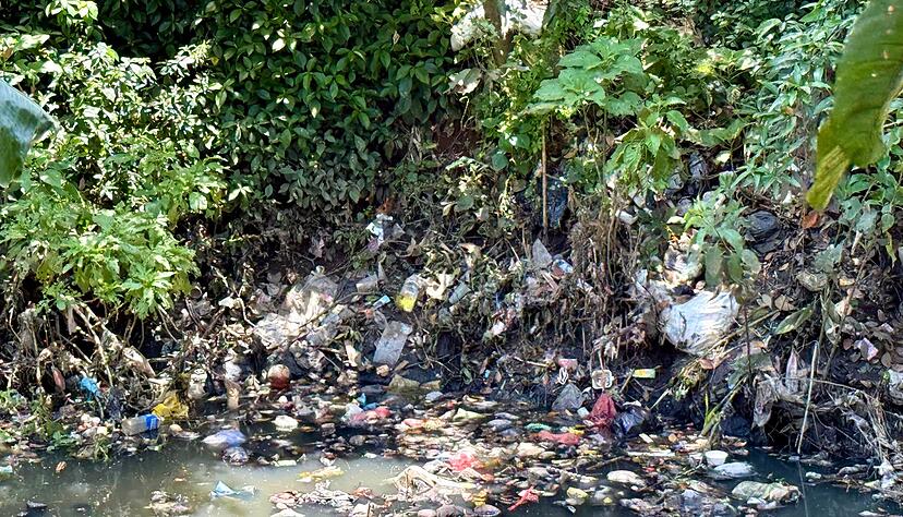 Kaum noch identifizierbarer Unrat treibt vielerorts im Fluss Citarum.