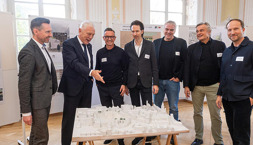 Sehen Potenzial für Gebäude in der Innenstadt Heilbronn: Oberbürgermeister Harry Mergel (zweiter von links) und Architekturbüros. Foto: Mario Berger