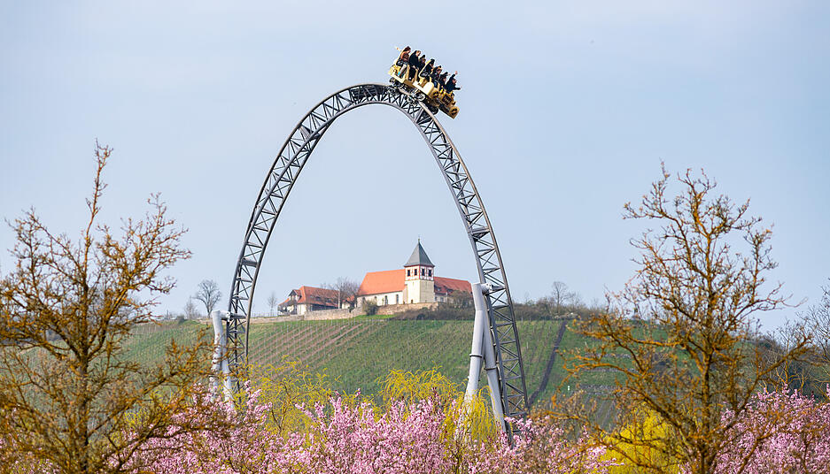 Rasant geht es hoch hinaus. Bei der Eröffnung in Tripsdrill kommen die Besucher auf ihre Kosten. Rasant geht es hoch hinaus. Bei der Eröffnung in Tripsdrill kommen die Besucher auf ihre Kosten.