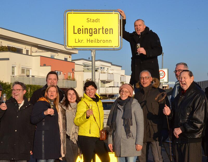 Januar: Leingarten erh&auml;lt Stadtrechte. Das neue Ortsschild ist enth&uuml;llt. Die Gemeinder&auml;te freuen sich mit B&uuml;rgermeister Ralf Steinbrenner.