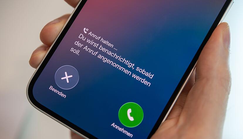 Keine Lust auf Warteschleifenmusik? iOS 26 kann Warteschleifen überwachen und meldet sich, wenn ein Mensch rangeht.