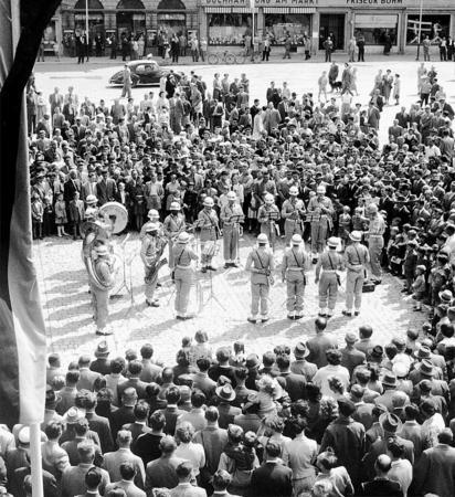 Platzkonzert der US-Militärkapelle auf dem Marktplatz 1956. Ende der fünfziger Jahre lösen Waffenschauen die Militärparaden in der Innenstadt ab.