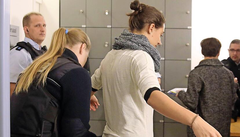 Der Fall hat bundesweit für Aufsehen gesorgt. Entsprechend hoch waren die Zahl der Prozessbeobachter und die Sicherheitsvorkehrungen.
Fotos: Andreas Veigel