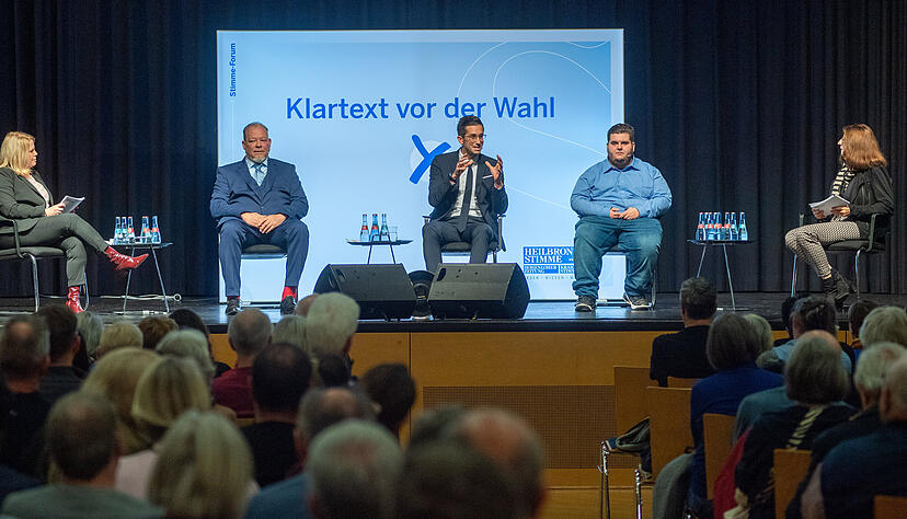 Auf dem Podium im Talheimer Kulturtreff diskutierten die Stimme-Redakteurinnen Claudia Kostner (links) und Sabine Friedrich mit den Kandidaten Alexander Mohaupt, Pascal Bopp und Antonio Nicola Fellini (von links).