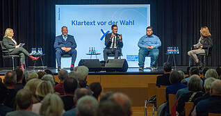 Auf dem Podium im Talheimer Kulturtreff diskutierten die Stimme-Redakteurinnen Claudia Kostner (links) und Sabine Friedrich mit den Kandidaten Alexander Mohaupt, Pascal Bopp und Antonio Nicola Fellini (von links).
