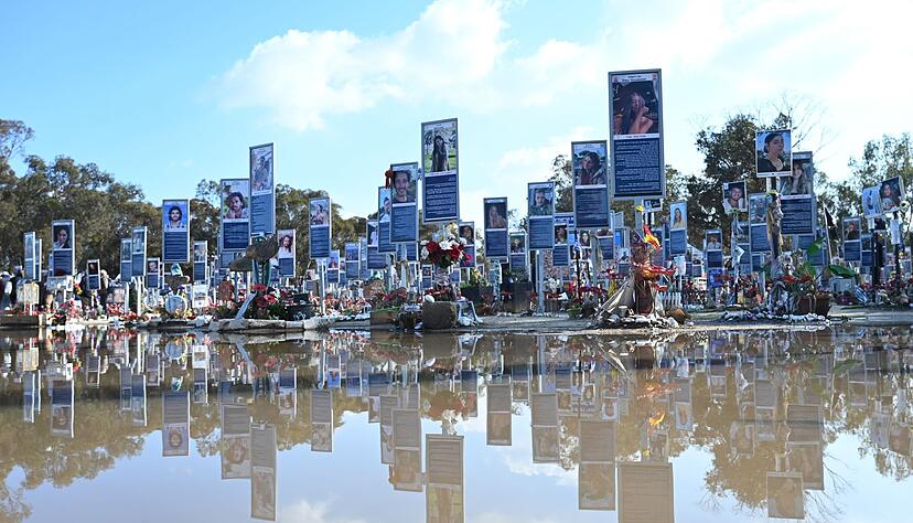 Gedenktafeln stehen auf dem Gel&auml;nde der Nova Festival Memorial Gedenkst&auml;tte. (Archivbild)