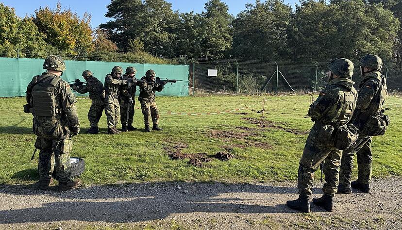 Wie durchkämmt und sichert man ein Gelände bei unübersichtlicher Lage und wie schützt man sich dabei selbst? Die Reservisten in Germersheim durchlaufen mehrere Übungsszenarien. Wie durchkämmt und sichert man ein Gelände bei unübersichtlicher Lage und wie schützt man sich dabei selbst? Die Reservisten in Germersheim durchlaufen mehrere Übungsszenarien.