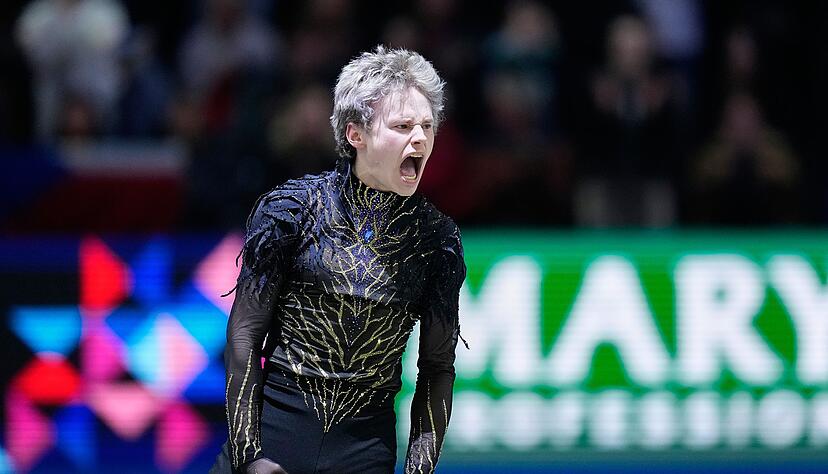Eiskunstlauf-Superstar Ilia Malinin schrie seine Freude nach einer tollen Kür heraus. Eiskunstlauf-Superstar Ilia Malinin schrie seine Freude nach einer tollen Kür heraus.