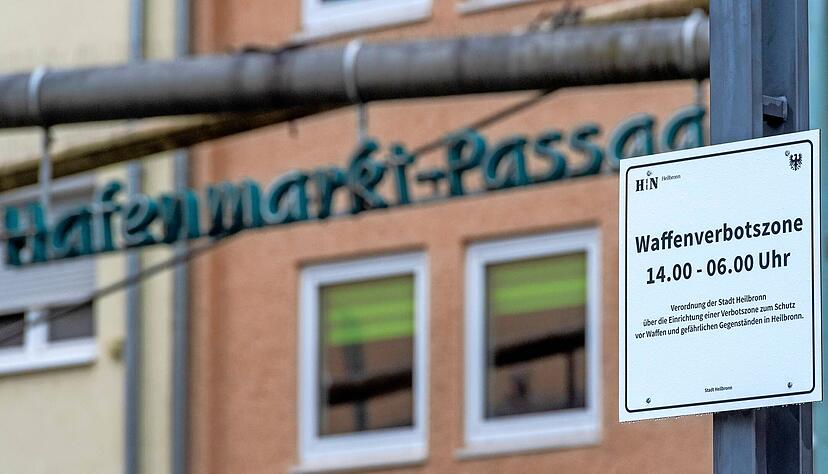 Waffenverbotszone an der Hafenmarktpassage: Am 1. Juni 2024 erließ die Stadt eine Zone, zunächst nur für den Bahnhofsbereich. Drei Monate später erfolgte die Ausweitung auf die gesamte Innenstadt.