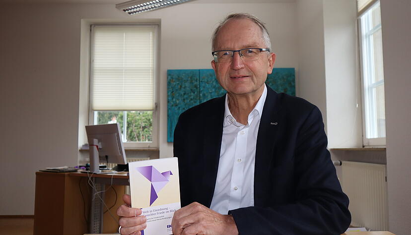 Friedensdenkschrift der EKD - J&ouml;rg H&uuml;bner, Pfarrer in K&uuml;nzelsau, ist einer der Autoren dieser deutschlandweiten Schrift.