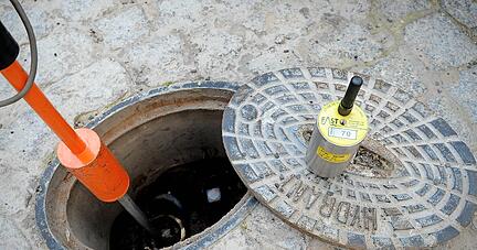 Mit sogenannten Geräuschloggern (rechts) sollen Lecks im Untergruppenbacher Wasserleitungsnetz aufgespürt und so Verluste reduziert werden.
Foto: dpa Mit sogenannten Geräuschloggern (rechts) sollen Lecks im Untergruppenbacher Wasserleitungsnetz aufgespürt und so Verluste reduziert werden.
Foto: dpa